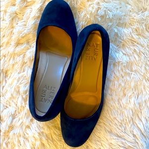 Naturalizer blue suede pump heels